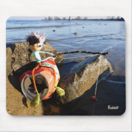 Vissende Fubby op een blikje aan de waterkant. Muismat