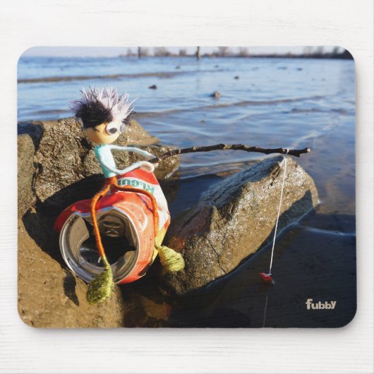 Vissende Fubby op een blikje aan de waterkant. Muismat (Voorkant)