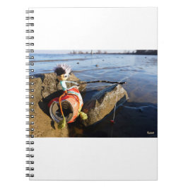 Vissende Fubby op een blikje aan de waterkant. Notitieboek