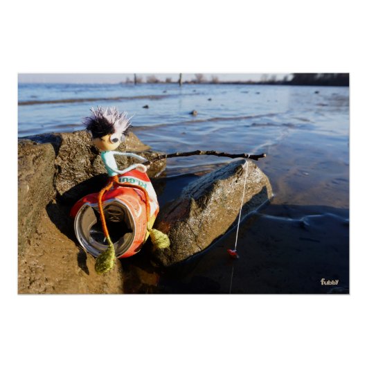 Vissende Fubby op een blikje aan de waterkant. Perfect Poster (Voorkant)