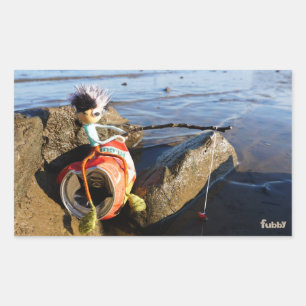 Vissende Fubby op een blikje aan de waterkant. Rechthoekige Sticker