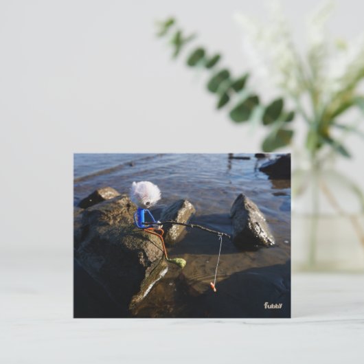 Vissende Fubby op een steen. Briefkaart (Staand voorkant)