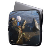 Vissende Fubby op een steen. Laptop Sleeve (Voorkant Links)