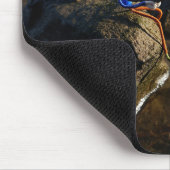 Vissende Fubby op een steen. Muismat (Hoek)