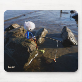 Vissende Fubby op een steen. Muismat