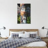 Visser op totempaal, Alaska Canvas Afdruk (Insitu (Slaapkamer))