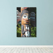 Visser op totempaal, Alaska Canvas Afdruk (Insitu (Houten vloer))
