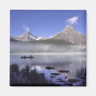 Vissers in kano op Waterfowl Lake, Banff Magneet