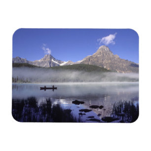 Vissers in kano op Waterfowl Lake, Banff Magneet