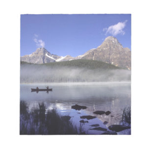 Vissers in kano op Waterfowl Lake, Banff Notitieblok
