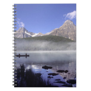 Vissers in kano op Waterfowl Lake, Banff Notitieboek