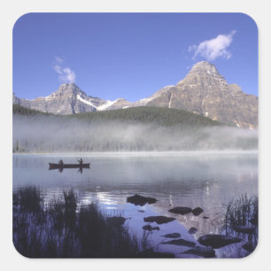 Vissers in kano op Waterfowl Lake, Banff Vierkante Sticker