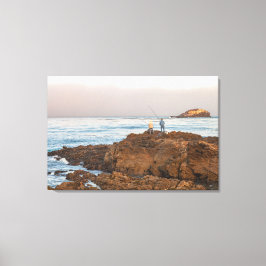 Vissers op rotsachtige kustlijn bij zonsopgang canvas afdruk