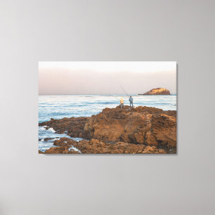 Vissers op rotsachtige kustlijn bij zonsopgang canvas afdruk