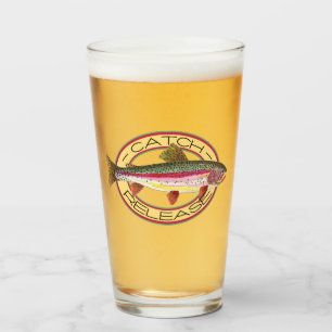 Vissers van regenboogforel die de regenboogforel v glas