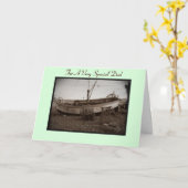 Vissersboot met kreeftenpotten op het strand Verse Kaart (Gele Bloem)