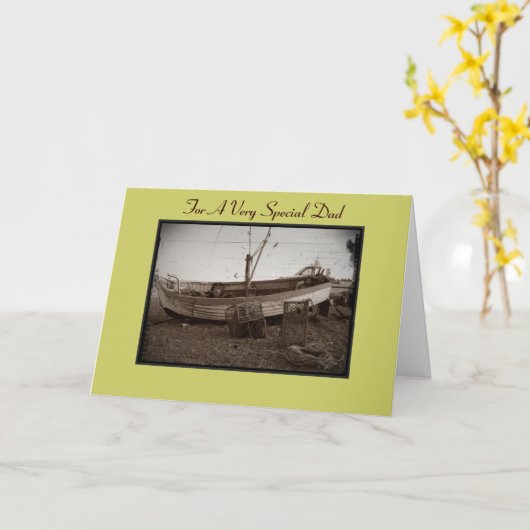 vissersboot met kreeftenpotten op het strand voor  kaart (Gele Bloem)
