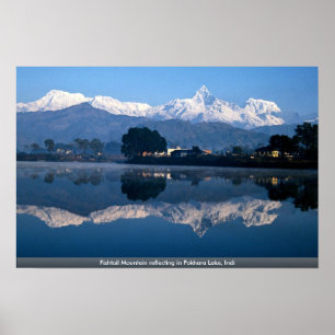 Visserstaartberg reflecterend in het Pokhara-meer, Poster