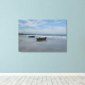 Vist Boat bij de strand Canvas Afdruk (Insitu (Houten vloer))