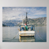 Vist Boat bij Picturesque Bay Poster (Voorkant)
