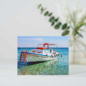 Vist Boat op het superparadijsstrand. Briefkaart (Staand voorkant)