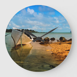Vist boat op Mauritiaanse strand met eiland Grote Klok