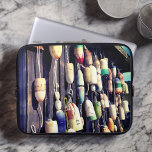 Vist boeien op Rustic Building Laptophoes Laptop Sleeve<br><div class="desc">Kleurrijke drijfnetten en drijfnetten hangen af van dit rustige gebouw,  dat een soort van kunst creëert. Elke float is uniek en heeft een visverhaal of twee om te vertellen. De scène doet denken aan zomerdagen met overvloedig zeevoedsel en zoutlucht.</div>