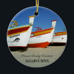 Vist boten op Algarve's Beach Foto Keramisch Ornament<br><div class="desc">Traditionele vissersboten tussen de zandstranden van Armação de Pêra, Algarve, Portugal. Deze levendige foto toont een schilderachtig tafereel met felgekleurde vissersboten, die het rijke maritieme erfgoed van de regio weerspiegelen. Dit product is voor liefhebbers van kustdecoratie en ook voor liefhebbers van de traditionele Algarve stranden. Alle tekst is personaliseerbaar. De...</div>