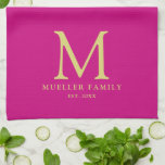 Viva Magenta Effen Kleur Goud Monogram Familienaam Theedoek<br><div class="desc">Custom Upload Voeg uw foto of Logo tekst Elegant Schattige Monogram Keuken & Eten / Tafel & Keukenlinnen / Initiaal Familienaam Sjabloon Goud Monogram Viva Magenta Solid Color Keukenhanddoek.</div>