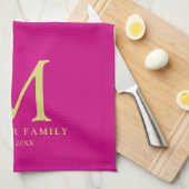 Viva Magenta Effen Kleur Goud Monogram Familienaam Theedoek (Quarter Fold)