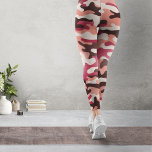 Viva Magenta en Roze Camo Leggings<br><div class="desc">Een elegant,  getextureerd camouflage patroon met viva magenta en zalmroze als dominante kleuren. Eerste publicatie: 05.01.2023.</div>