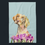 Vizsla Dog en Crocus Flower Waterverf Theedoek<br><div class="desc">Dit is een waterverf schilderij van een vizslabhond met lange floppy oren die haar hoofd licht kantelen. Ze ziet er echt uit met zachte ogen. Ze zit achter kroonbloemen.</div>