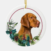 Vizsla Dog Evergreen Berry Wreath Keramisch Ornament (Voorkant)