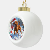 Vizsla hardlopen in de sneeuw met kerst Pet Keramische Bal Ornament (Rechts)