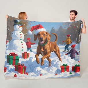 Vizsla hardlopend in de sneeuw met kerstmuts fleece deken