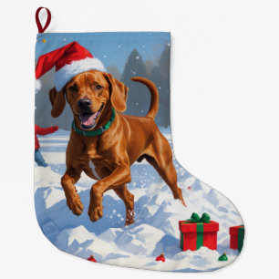 Vizsla hardlopend in de sneeuw met kerstmuts grote kerstsok
