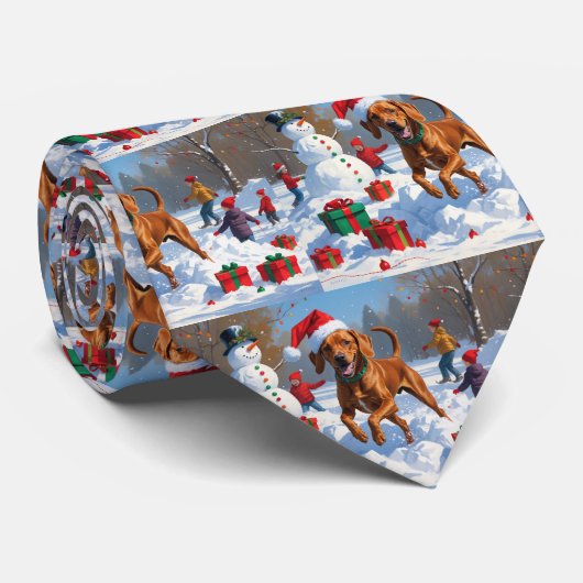 Vizsla hardlopend in de sneeuw met kerstmuts stropdas (Opgerold)