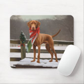 Vizsla-hond in de sneeuw met Kerstmis Muismat (Met muis)