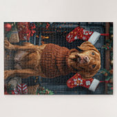 Vizsla-hond met kerstcadeaus bij de open haard legpuzzel (Horizontaal)