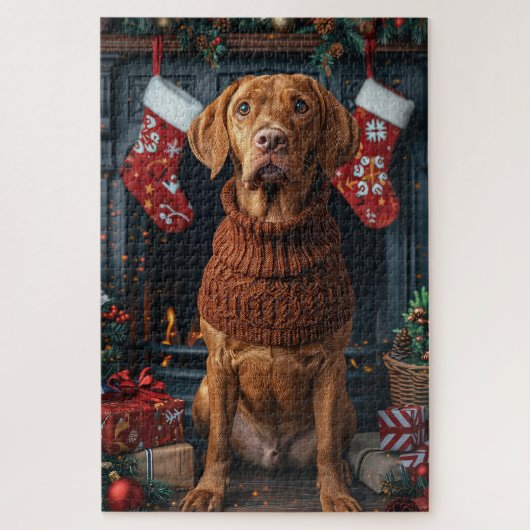 Vizsla-hond met kerstcadeaus bij de open haard legpuzzel (Verticaal)