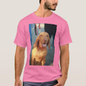 Vizsla hond zit en gelukkig t-shirt (Voorkant)