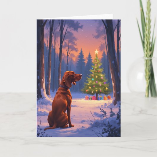 Vizsla staren naar kerstboom in Snowy Forest Kaart (Voorkant)