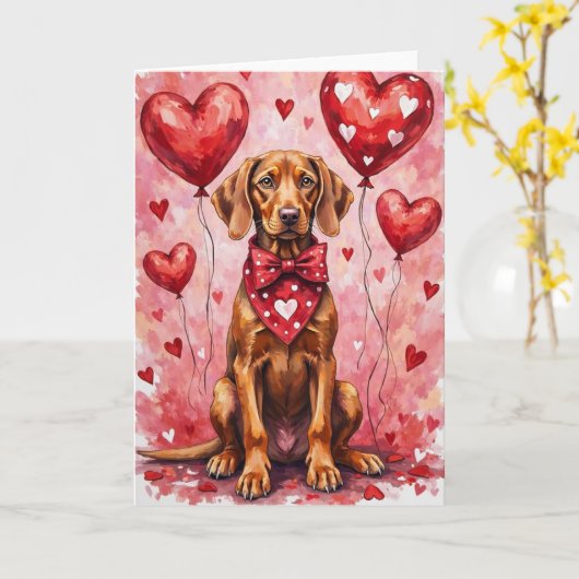 Vizsla Valentine Dog Sitting with Hearts Red Kaart (Gele Bloem)