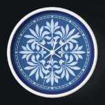 Vlaams   decoratief in blauw<br><div class="desc">Dit blauwe en lichtblauwe klokontwerp heeft een Art Deco / Art Nouveau begin 20th-Century motief. De bladachtige bloei is lichtblauw, omgeven door een witte cirkel met kleine vierkantjes om de tijd en een rand te markeren die in donkerblauw wordt gedaan. Het is een elegant, twee-toondesign dat er mooi uitziet op...</div>