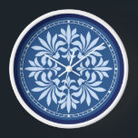 Vlaams decoratief in blauw<br><div class="desc">Dit blauwe en lichtblauwe klokontwerp heeft een Art Deco / Art Nouveau begin 20th-Century motief. De bladachtige bloei is lichtblauw, omgeven door een witte cirkel met kleine vierkantjes om de tijd en een rand te markeren die in donkerblauw wordt gedaan. Het is een elegant, twee-toondesign dat er mooi uitziet op...</div>