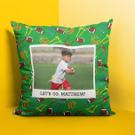 Vlag Football Coach Speler Gepersonaliseerd Kussen<br><div class="desc">Creëer is een uniek geschenk dat ideaal is voor vlagcoach en -speler als je je eigen foto en je eigen aangepaste bericht aan dit football toevoegt. Je afbeelding en boodschap worden weergegeven tegen een patterende achtergrond met footballs en kleurrijke vlaggenriemen.</div>