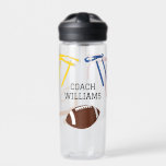 Vlag Football Coach Speler Gepersonaliseerd Waterfles<br><div class="desc">Creëer is het perfecte gepersonaliseerde cadeau voor uw vlaggencoach of uw favoriete football football speler. Deze waterfles is klaar om te worden gepersonaliseerd met een naam in zwarte letters en is voorzien van afbeeldingen van een football en een kleurrijk assortiment vlaggenriemen.</div>