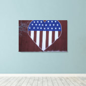 Vlag in hartvorm, geschilderd op schuur na 9-11. canvas afdruk (Insitu (Houten vloer))