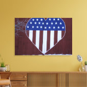 Vlag in hartvorm, geschilderd op schuur na 9-11. canvas afdruk (Insitu (Woonkamer))