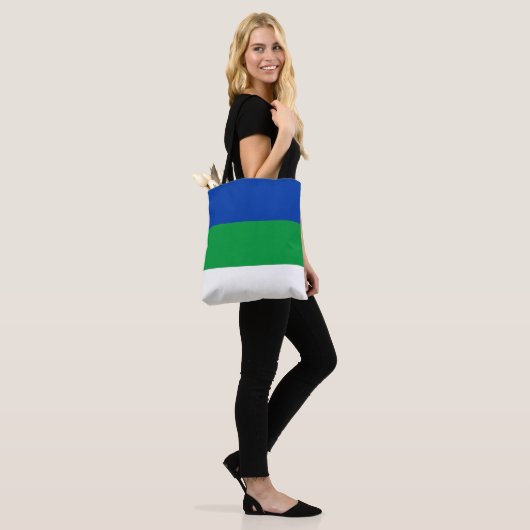 Vlag Komi Tote Bag (Op model)